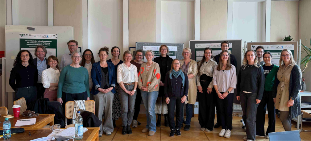 Gruppenfoto der VeränderungsMacher*innen Teams im Durchgang des Wintersemesters 2025/26